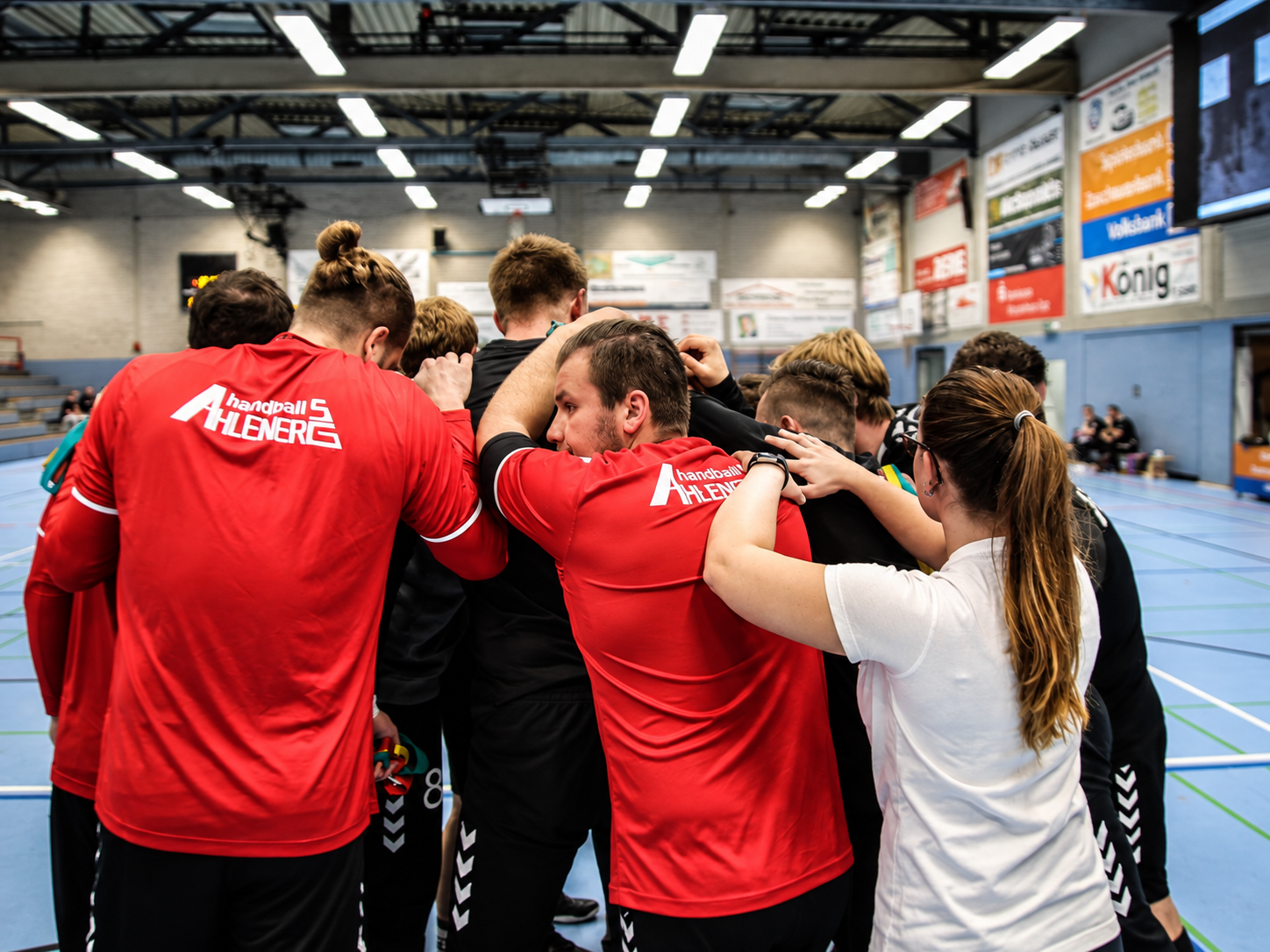 Sportler beim gemeinsamen Training in der Sporthalle